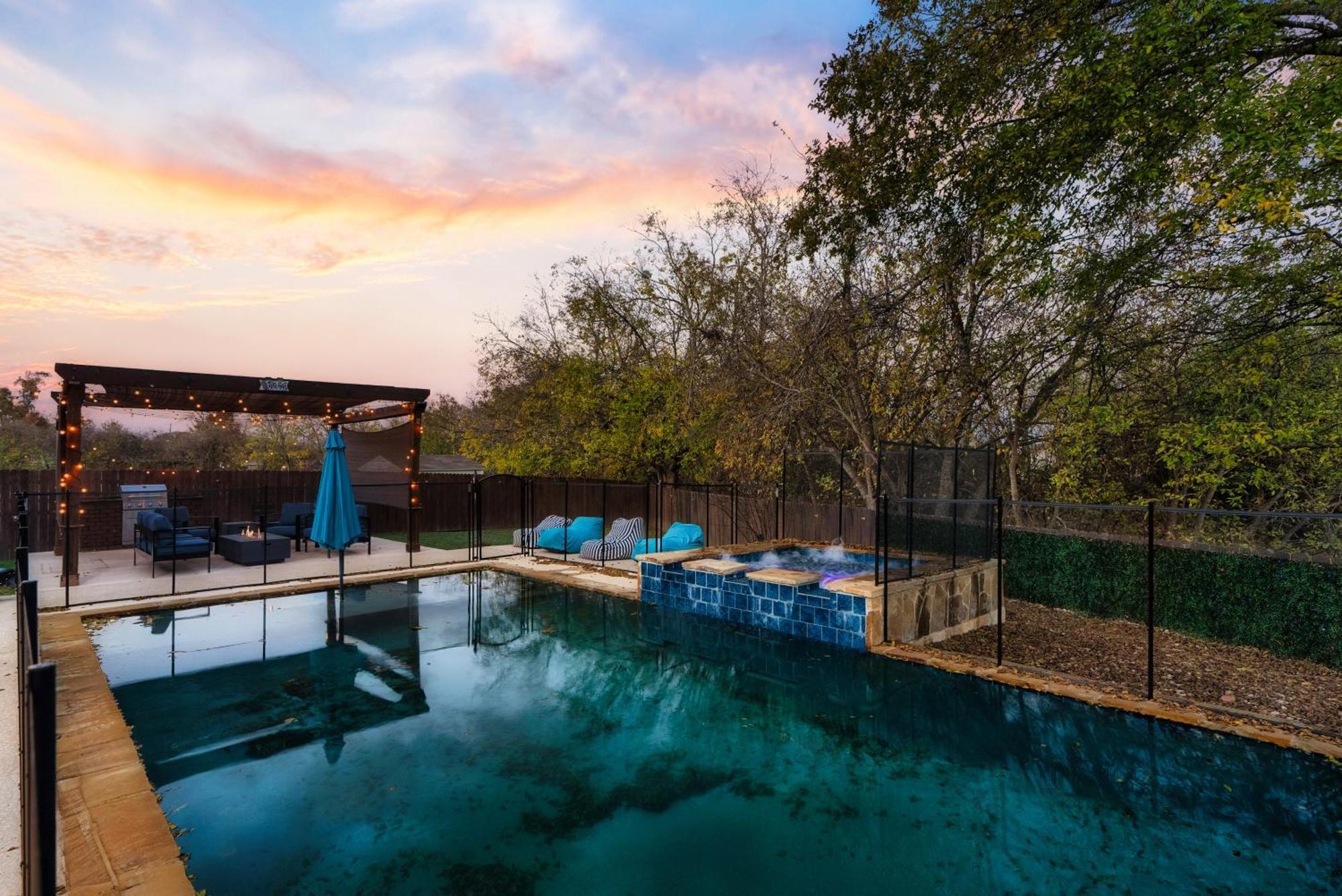 Stunning Family Home With Pool & Hot Tub - Sleeps 17 Флюгервілль Екстер'єр фото
